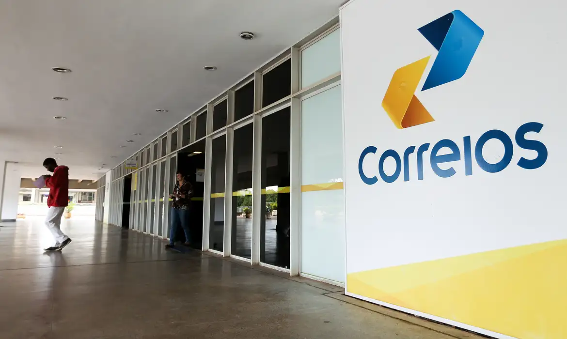 Correios entram em crise com demissões voluntárias em massa e fechamento de agências apesar do plano bilionário